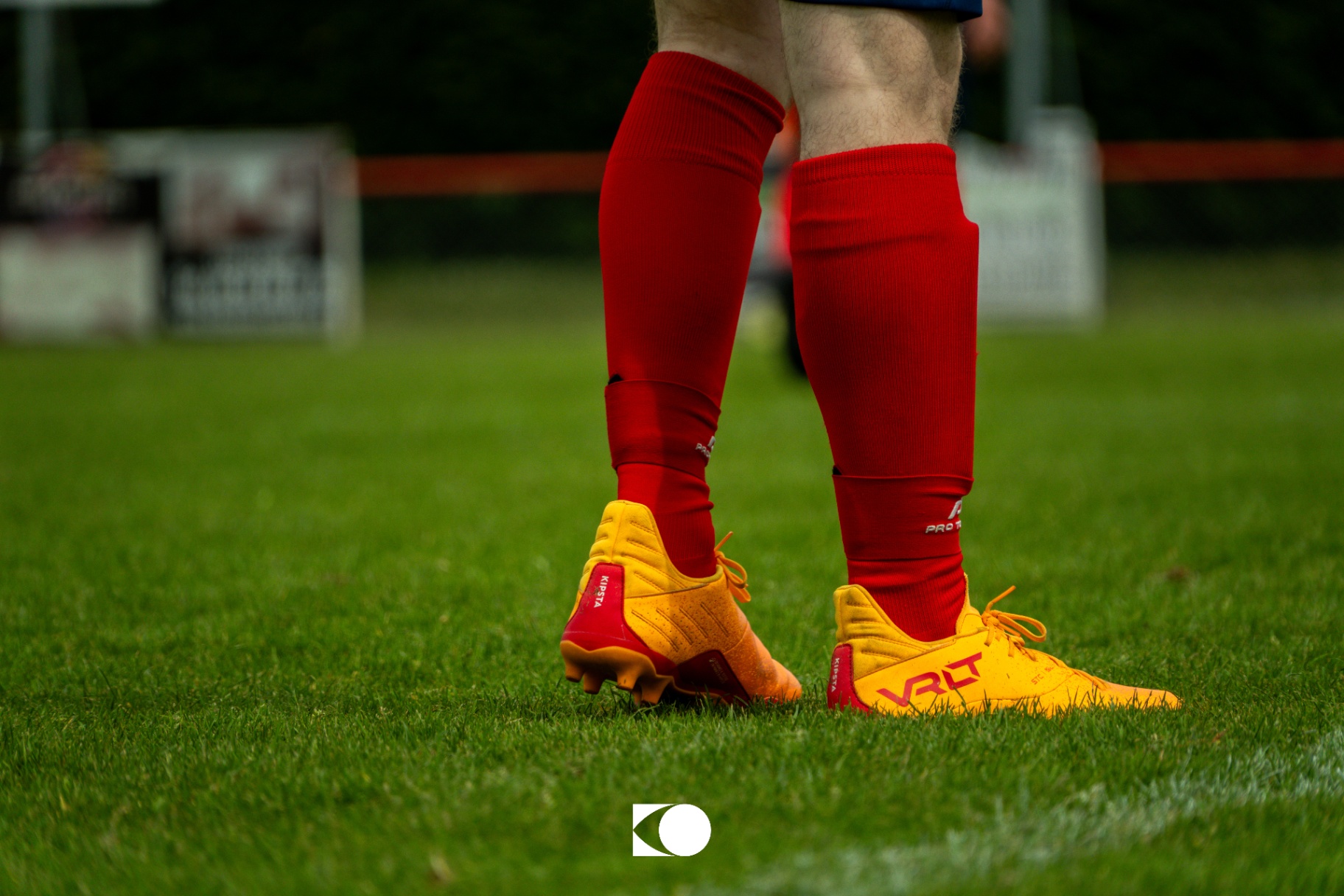 Joueur des Bleus de la Vigne — chaussettes rouges et crampons